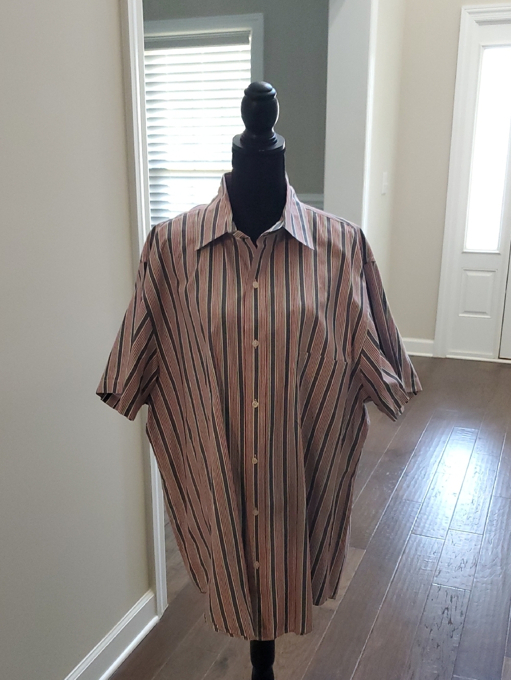 Men's Short-Sleeve Vertical Stripe Button-Up Shirt
